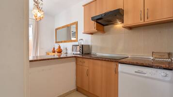 Jääkaappi, mikroaaltouuni, liesi, astianpesukone