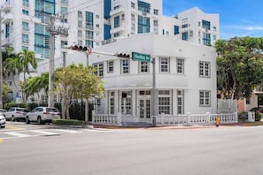 Exterior - #06 Unique Rounded-Unit in Mid-century Art-Déco Building Kingsize Bed PetsOK (Miami Beach)