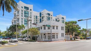 A modern hotel with a white facade, multiple floors, and a corner location at a street intersection. - #07 Corner Unit in Mid-century Art-Déco building KingBed EnSuiteBath PetsOK (Miami Beach)