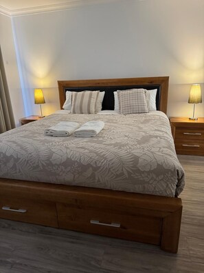 4 bedrooms, iron/ironing board, WiFi, bed sheets - Spacious Modern Home – Warm Pool and spa, perfect for family and small group, (Southern River)