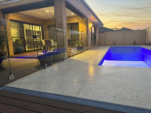 Spacious Modern Home – Warm Pool and spa, perfect for family and small group,