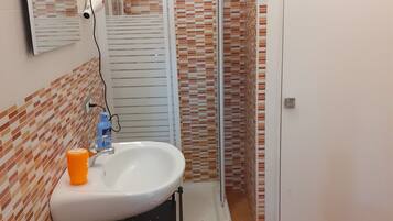 Apartment | Badezimmer | Kostenlose Toilettenartikel, Haartrockner, Handtücher, Seife