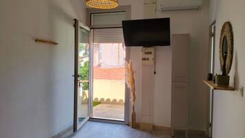 Habitación estándar, patio, vistas al jardín | Sistema de insonorización y wifi gratis