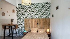 A bedroom with a bed, a desk, and a chair. - Loveroom Toulon (Toulon)