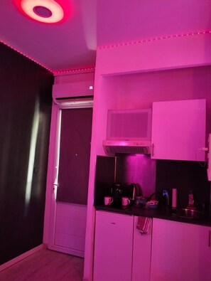 Habitación romántica, vista al jardín | Cocina privada