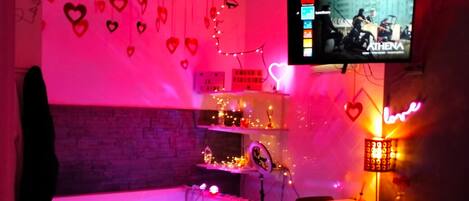 Romantic Room, Garden View | Private spa tub