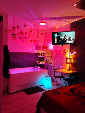 Habitación romántica, vista al jardín | Tina de hidromasaje privada