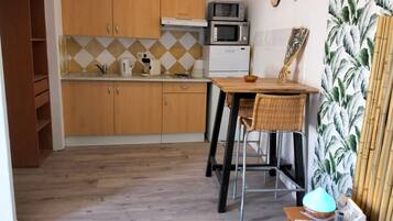 Standard Room, Patio, Garden View | Private kitchen