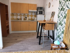Quarto standard, varanda, vista para o jardim | Cozinha privada