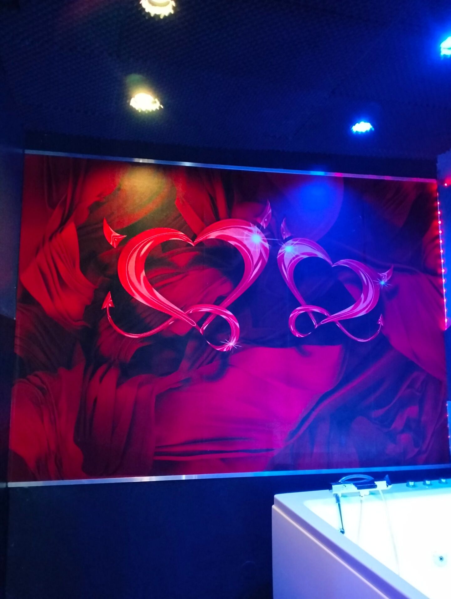 Una pared con un diseño grande y luminoso en forma de corazón.