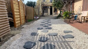 A pathway with stepping stones leading to a building entrance. - Loveroom Toulon (Toulon)