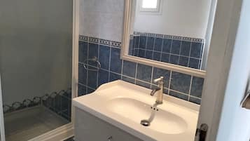 Camera Standard, patio, vista giardino | Bagno | Accappatoio