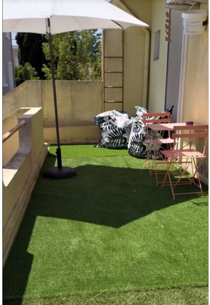 Standard Room, Patio, Garden View | Terrace/patio - Loveroom Toulon (Toulon)