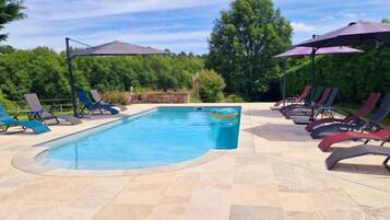 Una piscina al aire libre de temporada