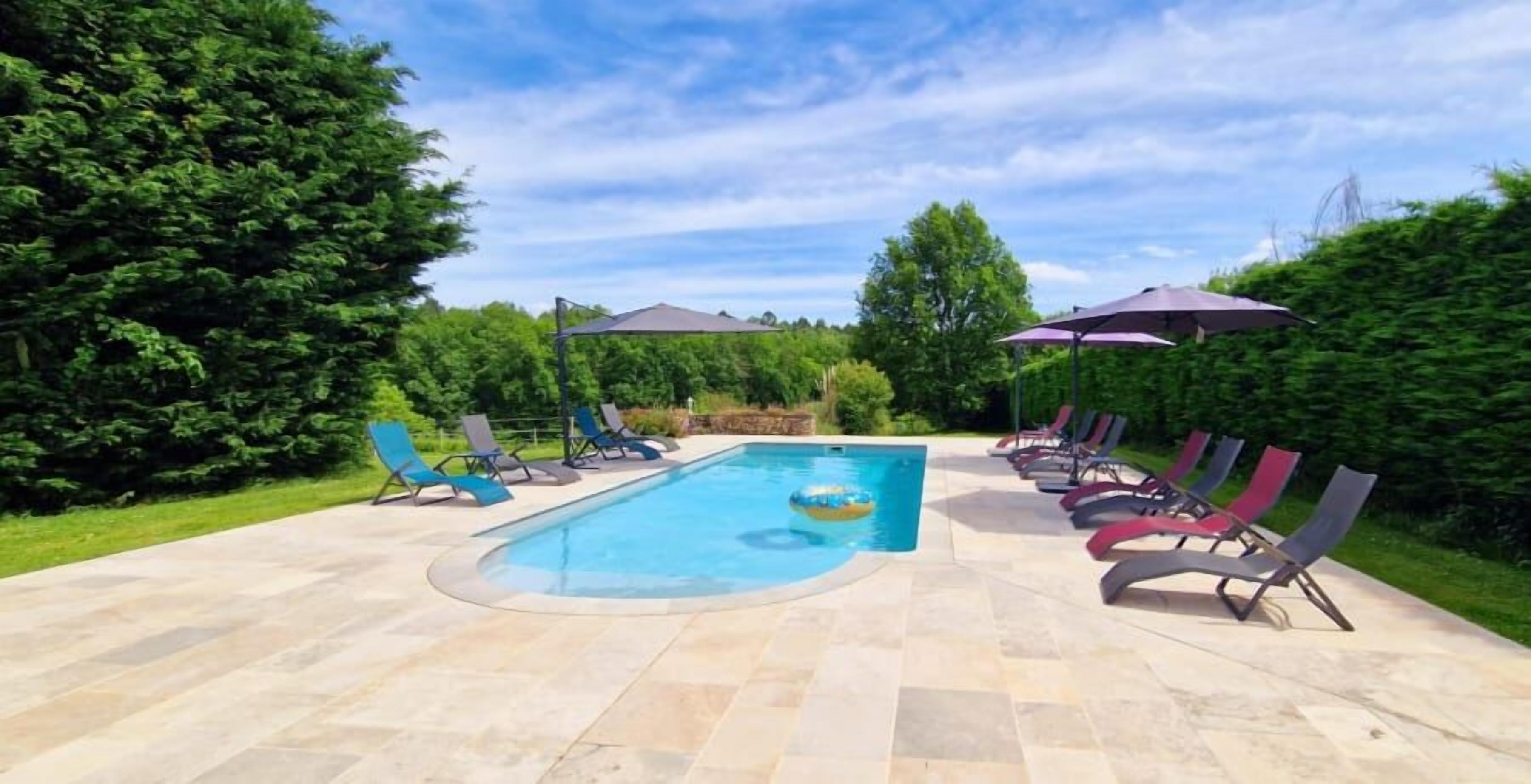 Piscine extérieure (ouverte en saison), parasols de plage