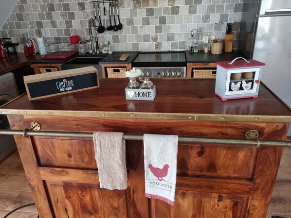 Comfort Cottage, Balcony, Garden View | Private kitchen | Espresso maker, coffee/tea maker, electric kettle, toaster