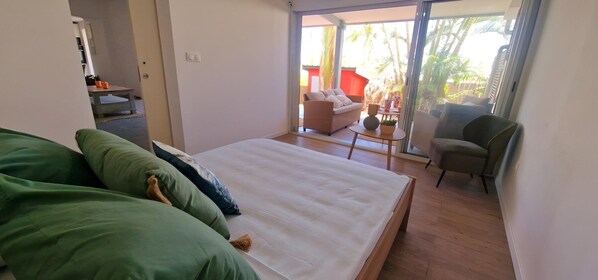 3 habitaciones, tabla de planchar con plancha, internet y ropa de cama 