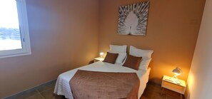 1 bedroom, desk, iron/ironing board, internet