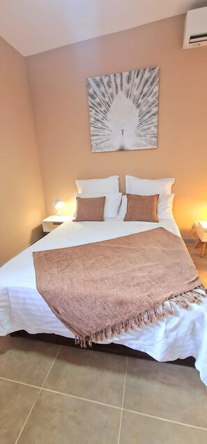 1 bedroom, desk, iron/ironing board, internet