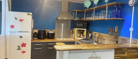 Een koelkast, een oven, een vaatwasser, een koffiezetapparaat/waterkoker