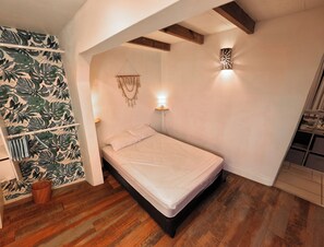 2 bedrooms, desk, iron/ironing board, Internet