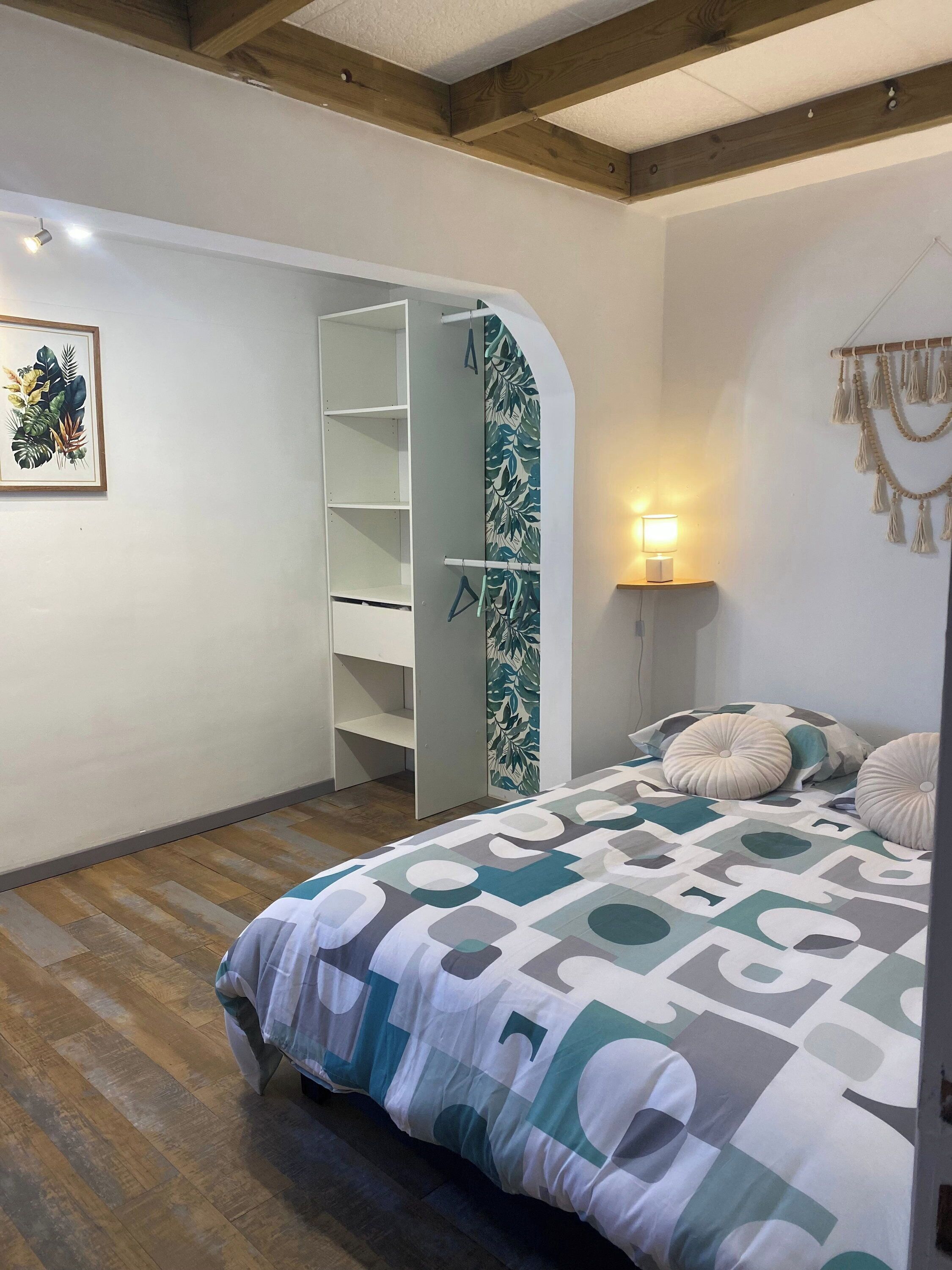 2 bedrooms, desk, iron/ironing board, Internet