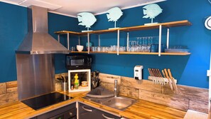 Frigorífic, forn, rentaplats i cafetera i tetera 