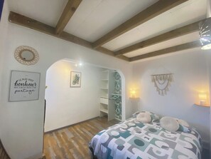 2 bedrooms, desk, iron/ironing board, Internet