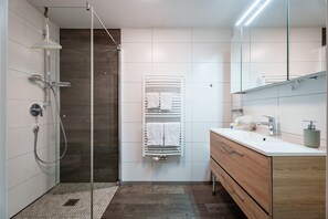 Dusche, Haartrockner, Handtücher