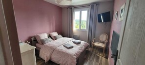 4 bedrooms, iron/ironing board, WiFi, bed sheets