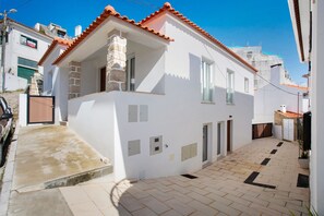 Exterior - Holiday Home 'T3 São Martinho Do Porto' with Shared Terrace and Wi-Fi (São Martinho do Porto)