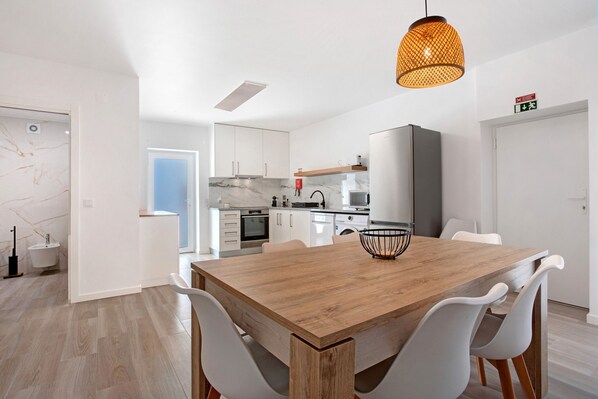 Fridge, microwave, oven, stovetop - Holiday Home 'T3 São Martinho Do Porto' with Shared Terrace and Wi-Fi (São Martinho do Porto)