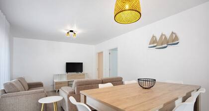 Holiday Home 'T3 São Martinho Do Porto' with Shared Terrace and Wi-Fi