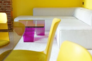 Departamento, patio, vista al mar | Área de sala de estar