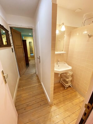 Comfort Double Room, City View | Bathroom