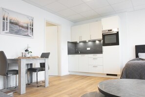 Appartement Confort, vue établissement | Cuisine privée | Réfrigérateur, micro-ondes, plaque de cuisson, lave-vaisselle