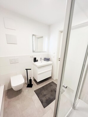 Appartement Confort, vue établissement | Salle de bain | Sèche-cheveux, serviettes fournies, savon, shampoing