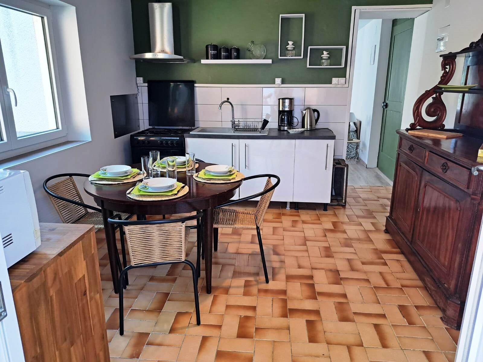 Geladeira, micro-ondas, fogão, chaleira elétrica