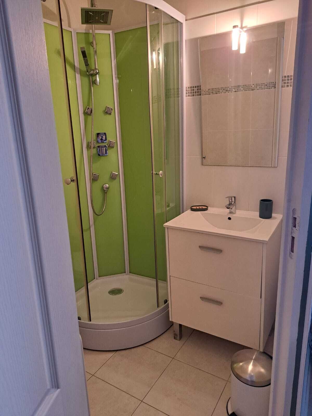 Een douche, een haardroger, handdoeken, zeep
