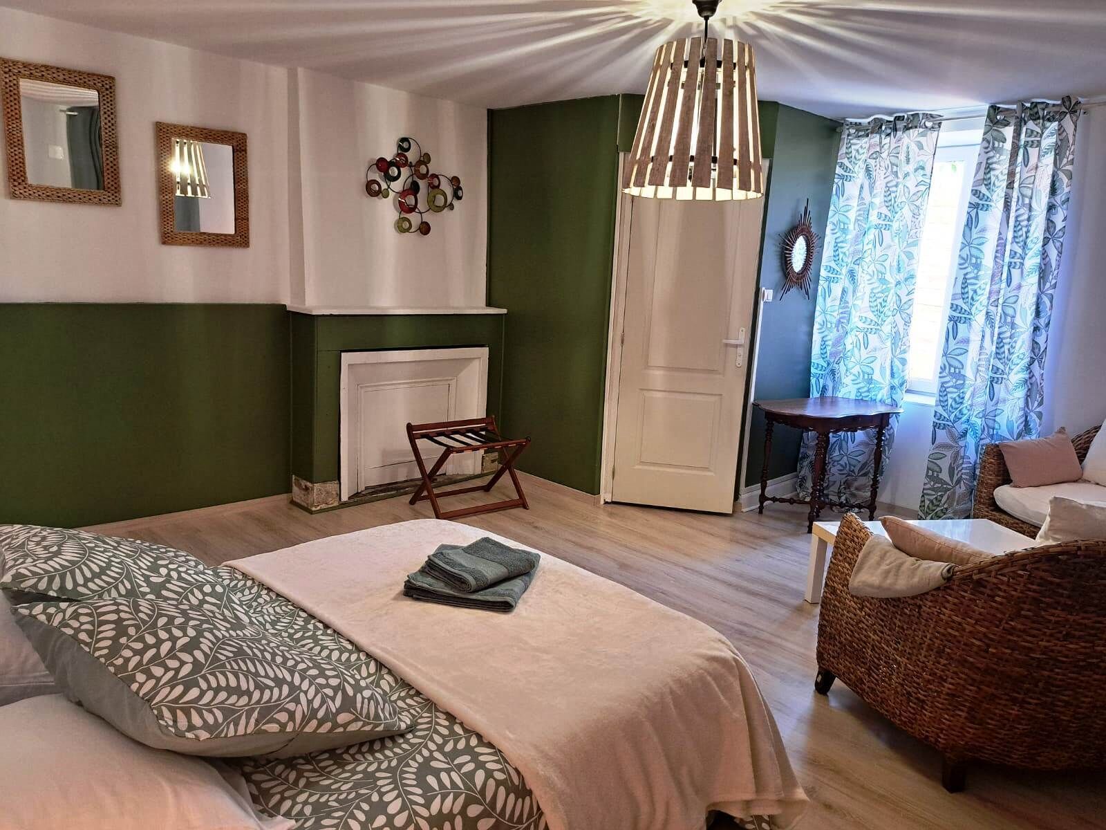 1 slaapkamer, geluiddichte muren, een strijkplank/strijkijzer, internet