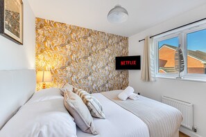 3 Schlafzimmer, Schreibtisch, Bügeleisen/Bügelbrett, Reisekinderbett