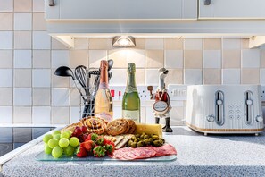 Fridge, microwave, oven, stovetop - Hunsbury House • Sleeps 5 • SkyTV • Free Parking • Self-Check-In • Yoko Property (Milton Keynes)