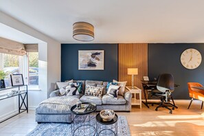 TV - Hunsbury House • Sleeps 5 • SkyTV • Free Parking • Self-Check-In (Milton Keynes)