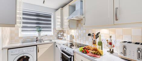 Frigorífico, microondas, horno y placa de cocina