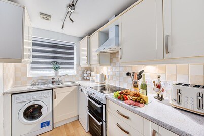 Hunsbury House • Sleeps 5 • SkyTV • Free Parking • Self-Check-In