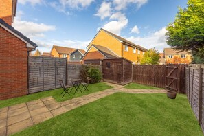 Terrace/patio - Hunsbury House • Sleeps 5 • SkyTV • Free Parking • Self-Check-In (Milton Keynes)