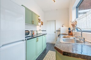 Een koelkast, een magnetron, een oven, een kookplaat