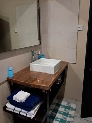 Dusj, hårføner, håndklær og toalettpapir