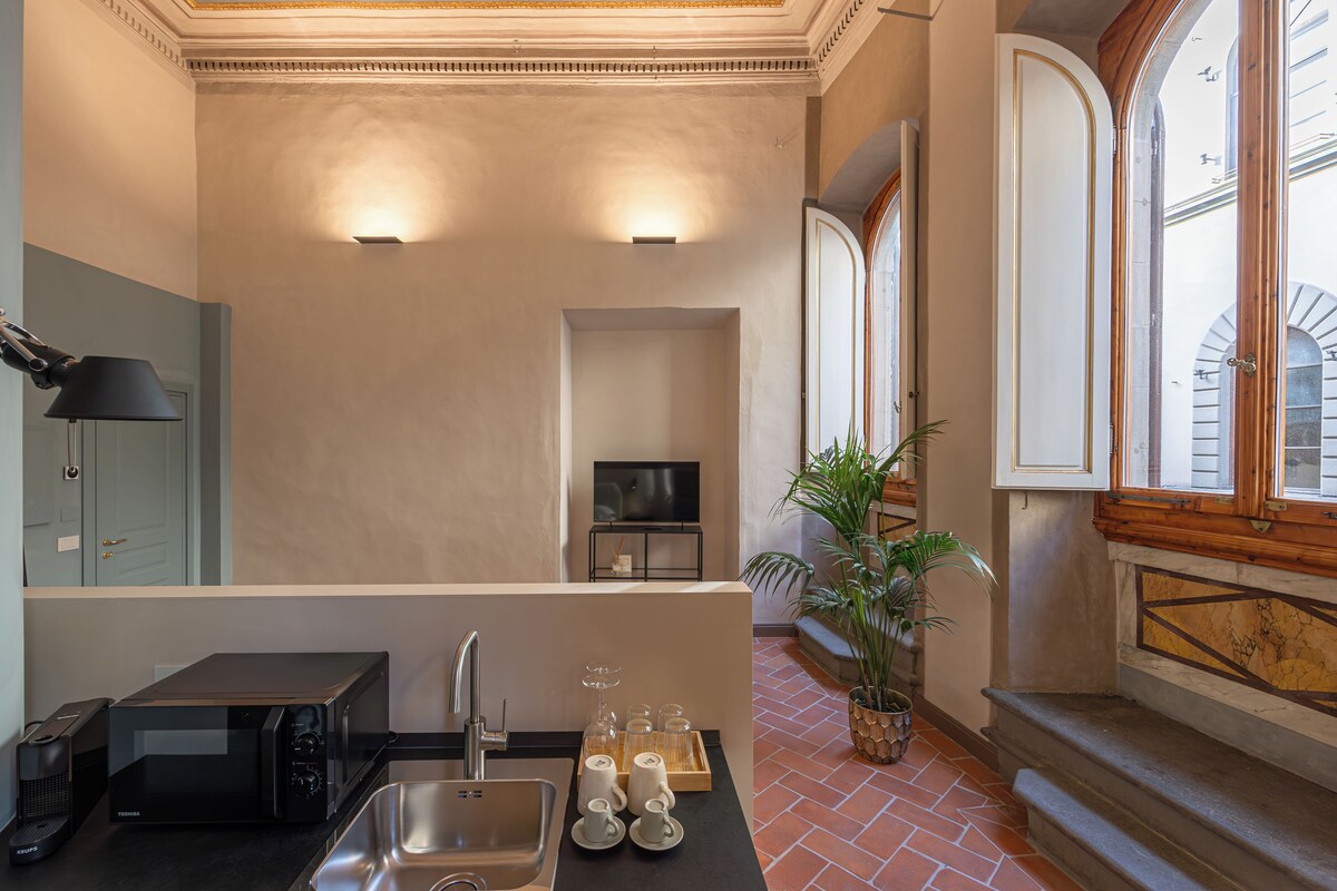 Une cuisine moderne équipée d’un four à micro-ondes, d’un évier et d’un plateau de verres.