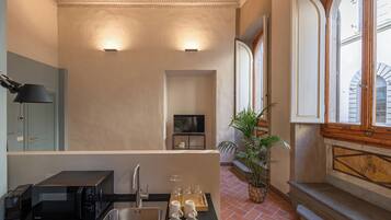 Deluxe Studio Suite, City View | Living area